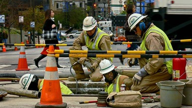 workers maintaining a gas line